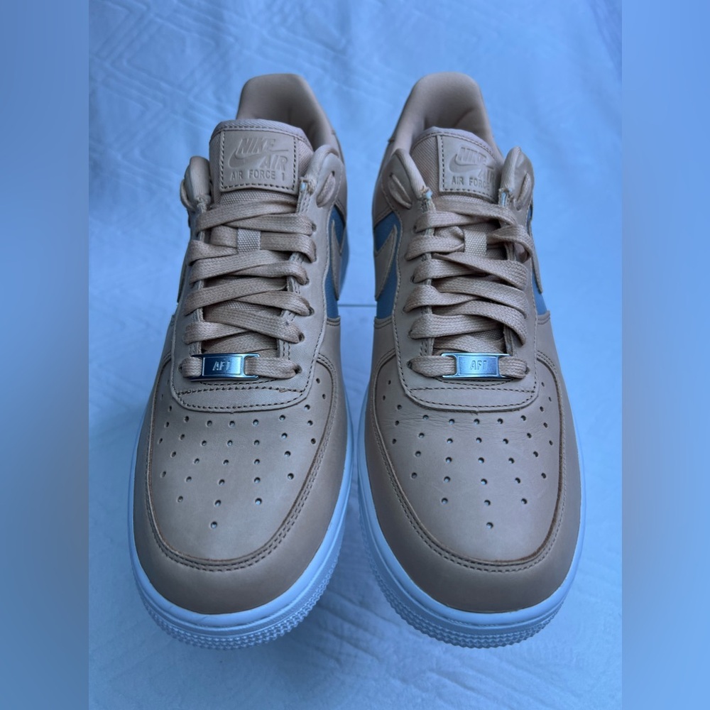 Nike Womens Air Force 1 ‘07 SE PRM (Beige/ Silver) (reg $189) brand new